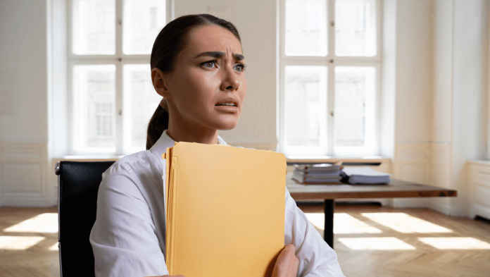 costume-mains-bureau-travailler