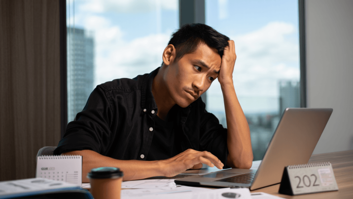 femme-ordinateur-portable-bureau-travailler