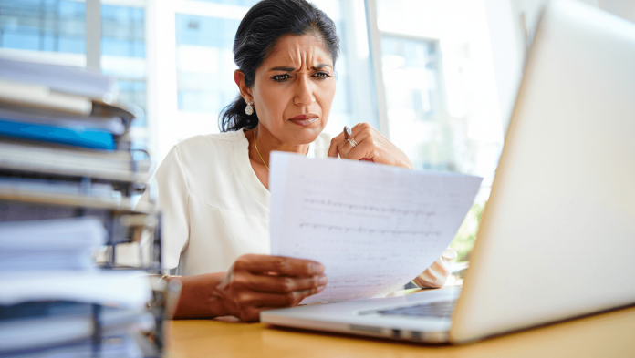 couple-ordinateur-portable-être-assis-grandes-tasses