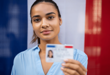 Carte de résident 10 ans : comment l’obtenir et contester un refus homme-mains-femme-hôtel