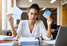 Comment constituer un dossier complet pour une carte de séjour en France ? mains-femme-ordinateur-portable-stylo