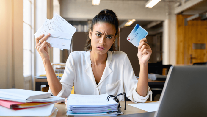 mains-femme-ordinateur-portable-stylo