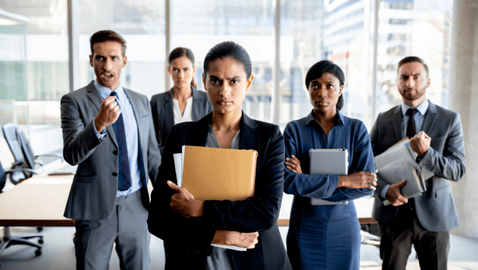 Pour mieux de quoi il s’agit, voici une définition simple de la discrimination au travail. La discrimination au travail est le fait de traiter un salarié différemment des autres à cause de son âge, de son apparence physique, de son handicap ou de sa religion