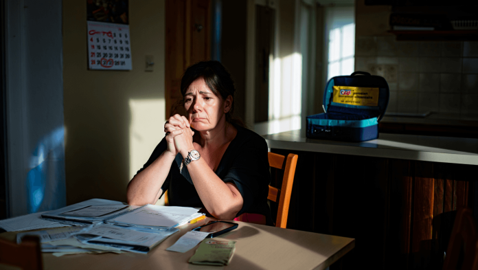 femme-jeune-fille-etre-assis-farine