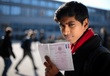 Comment obtenir une carte de séjour étudiant en France : démarches, pièces et délais femme-en-veste-jaune-tenant-un-livre-rouge