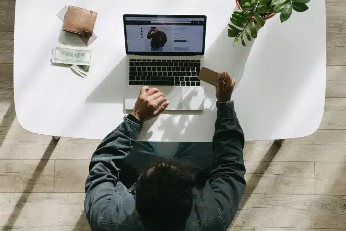 Écran d'ordinateur affichant un tableau de bord e-commerce avec des produits et paramètres de paiement