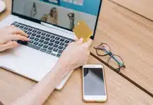 Comment obtenir un numéro de téléphone professionnel fiable pour votre entreprise ? Écran d'ordinateur affichant un tableau de bord e-commerce avec paramètres de produits et paiement