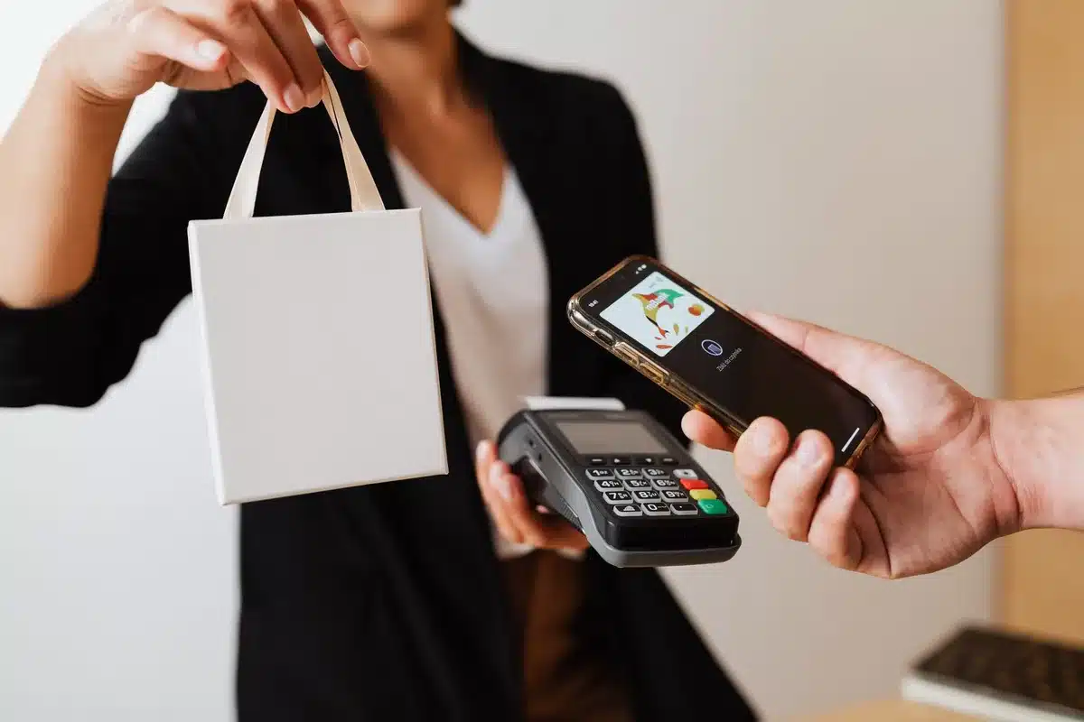 Téléphone affichant une page de paiement et processus de commande