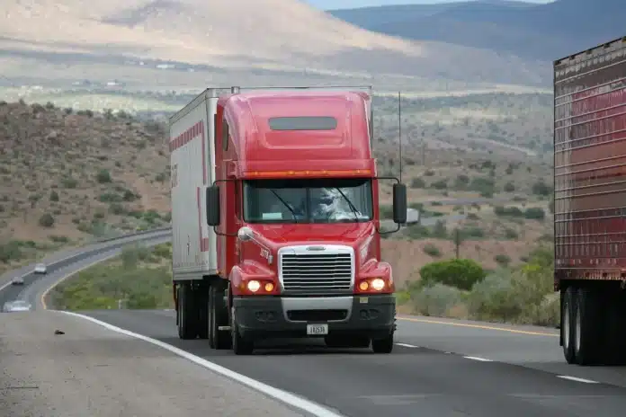 Camion de livraison en circulation urbaine avec affichage de l'itinéraire optimisé sur le tableau de bord Camion de livraison en circulation urbaine avec affichage de l'itinéraire optimisé sur le tableau de bord