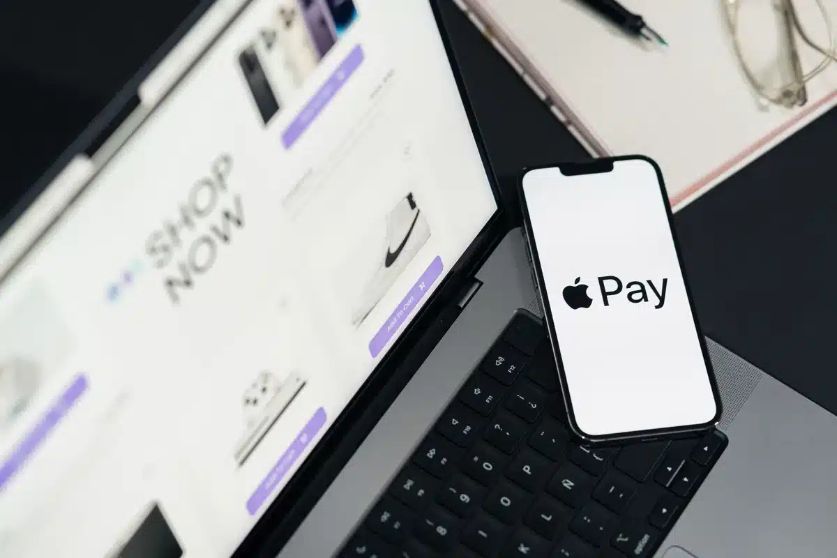 Écran de paiement mobile montrant plusieurs options de paiement et zones d'expédition