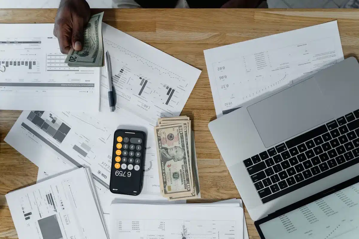 Bulletin de paie et documents de calcul de rémunération sur un bureau