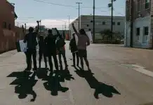 Droit de grève : comment respecter les règles et conditions légales Travailleurs en grève tenant des pancartes de protestation devant un bâtiment industriel