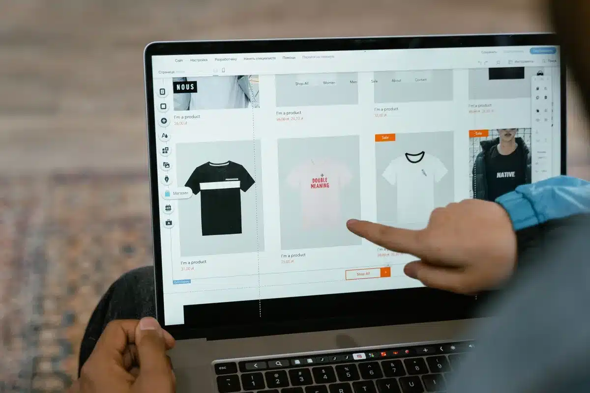 Configuration d'un catalogue de produits avec images et descriptions sur une plateforme e-commerce