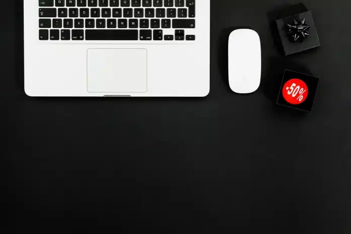 Personne travaillant sur un ordinateur portable avec interface de commerce électronique visible à l'écran Personne travaillant sur un ordinateur portable avec interface de commerce électronique visible à l'écran