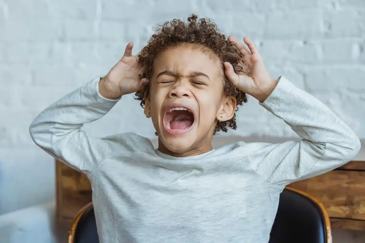 Enfant présentant des signes de détresse émotionnelle et de retrait social