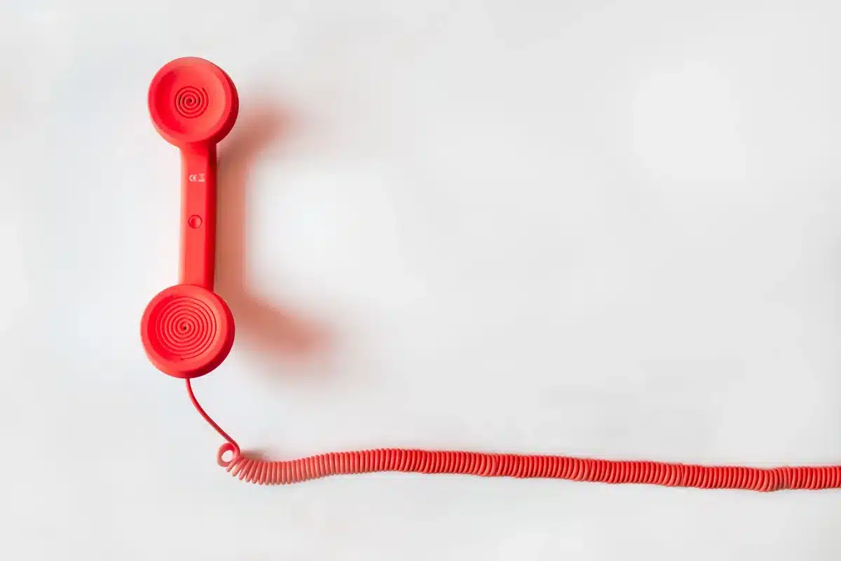 Personne contactant une ligne d'aide par téléphone pour signaler une situation