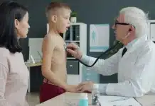 Enfants victimes de maltraitance en France : chiffres clés et tendances Professionnel examinant attentivement le bras d'un enfant pour détecter des signes de maltraitance