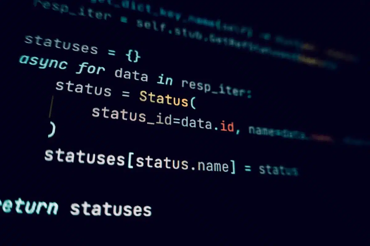 Contrôle de qualité XML avec détection d'erreurs et champs obligatoires manquants