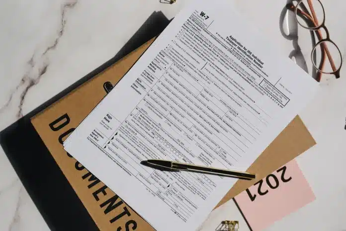 Documents et calendrier de conformité pour la facturation électronique 2026 sur un bureau professionnel Documents et calendrier de conformité pour la facturation électronique 2026 sur un bureau professionnel
