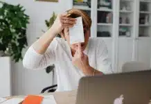 Facturation électronique obligatoire 2026 : obligations et étapes concrètes pour les PME et ETI Mains échangeant des factures numériques structurées sur un bureau avec ordinateur portable