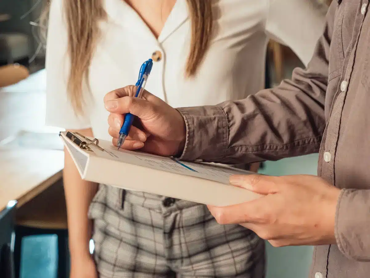 Professionnel consultant des critères de sélection d'une plateforme agréée sur son ordinateur.