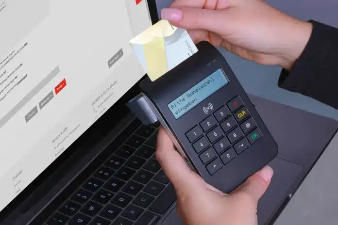 Mains tenant une tablette affichant des connexions numériques sécurisées et des données interconnectées sur un bureau pr Mains tenant une tablette affichant des connexions numériques sécurisées et des données interconnectées sur un bureau pr