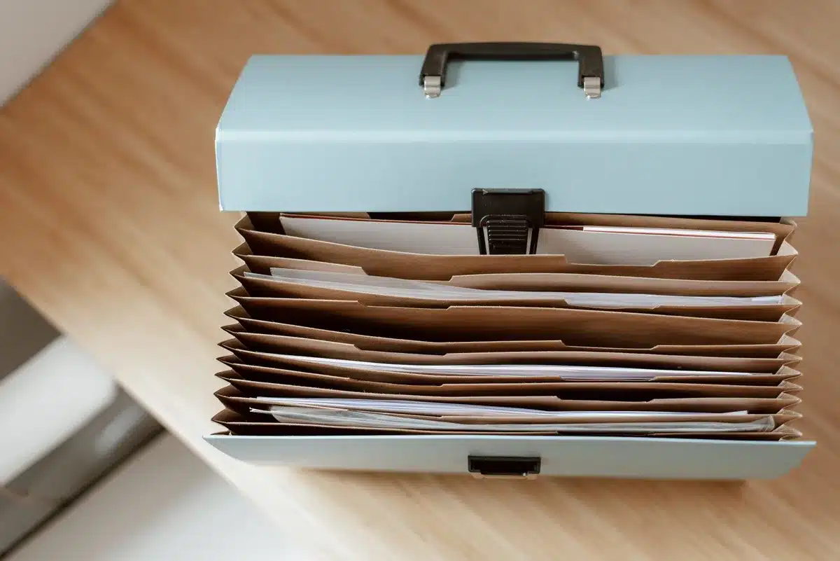 Dossier bien organisé avec documents classés et annotés