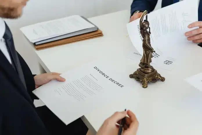 Personne consultant des documents officiels et des courriers sur un bureau avec agenda et stylo Personne consultant des documents officiels et des courriers sur un bureau avec agenda et stylo