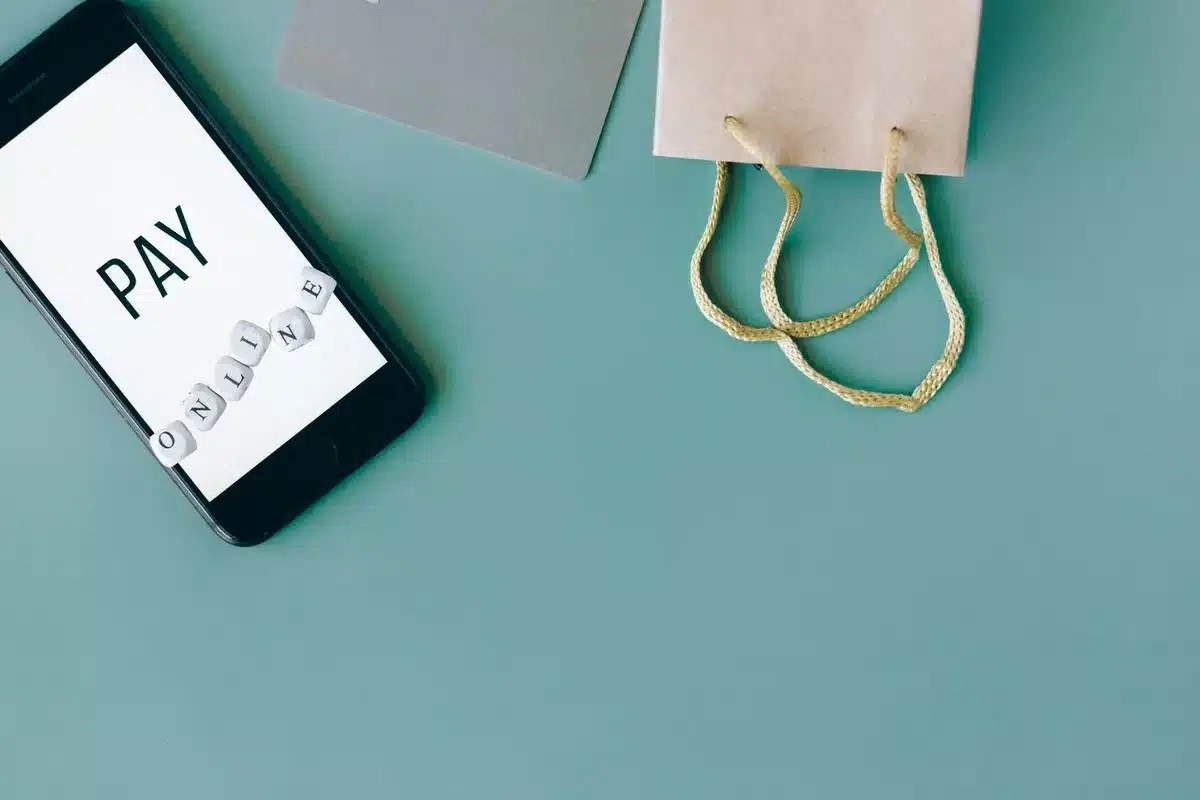 Téléphone mobile affichant une page de paiement e-commerce avec panier