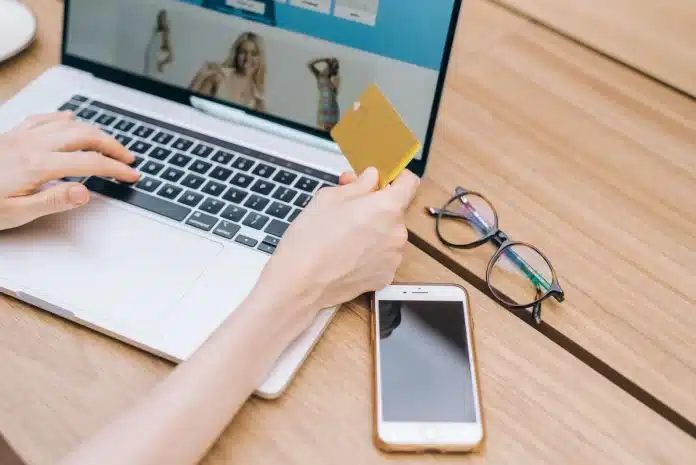Écran d'ordinateur affichant un tableau de bord e-commerce avec paramètres de paiement et produits Écran d'ordinateur affichant un tableau de bord e-commerce avec paramètres de paiement et produits