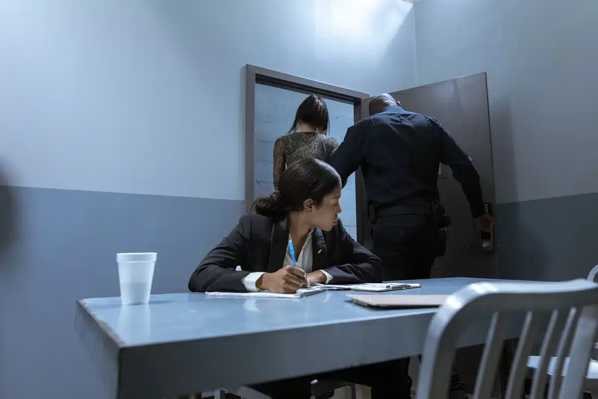 Intérieur d'un commissariat de police avec salle d'audition
