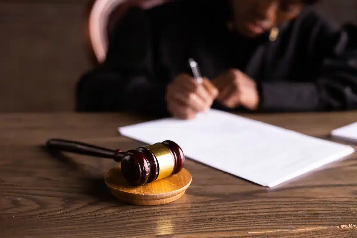 Juge aux affaires familiales examinant un dossier lors d'une audience