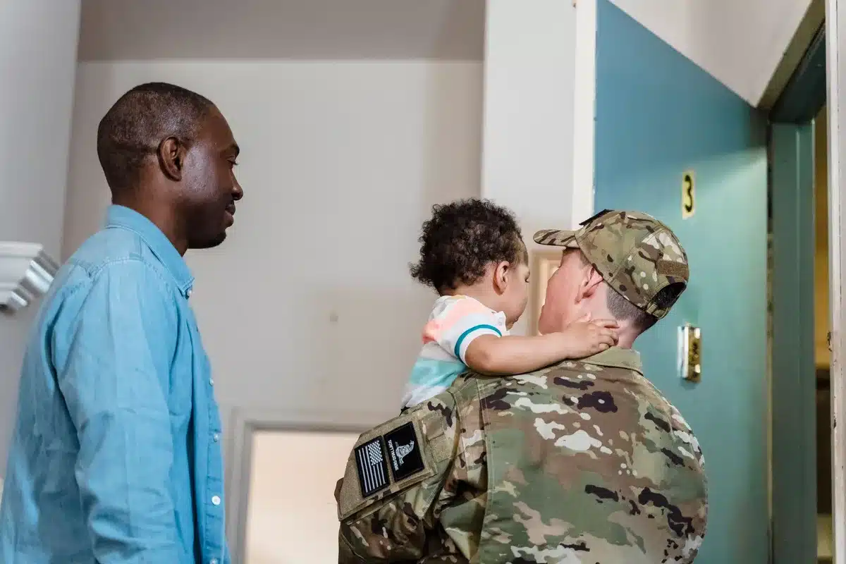 Parent et enfant lors d'un moment de transition entre deux domiciles