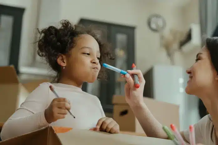 Enfant avec bagages lors d'une transition entre deux domiciles parentaux Enfant avec bagages lors d'une transition entre deux domiciles parentaux