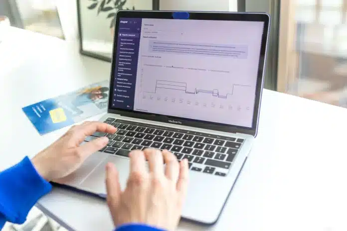 Écran d'ordinateur affichant un tableau de bord Shopify avec paramètres de boutique et produits