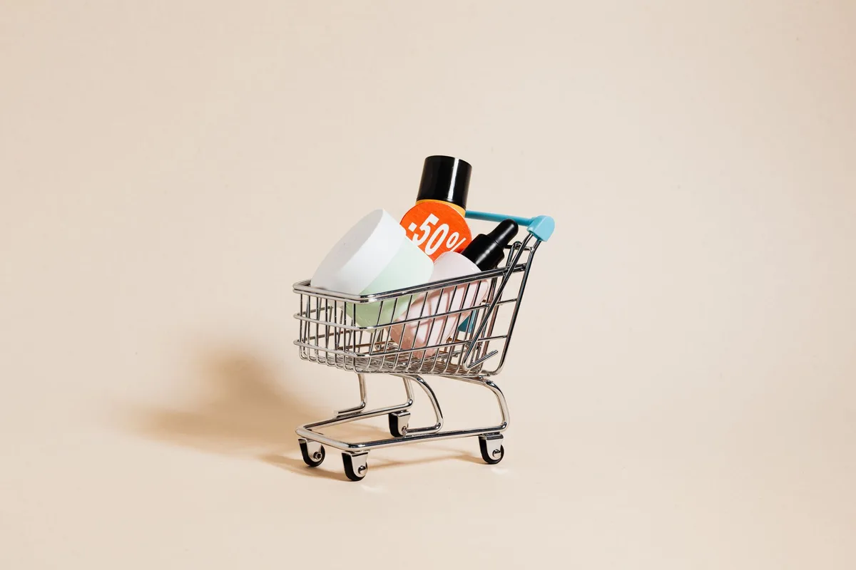 Carrousel de produits avec prix et disponibilités affichés dans une interface de shopping