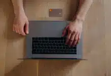 Onze stratégies pour gagner des abonnés sur TikTok en 2026 Personne testant une plateforme e-commerce sur ordinateur avec documents de planification