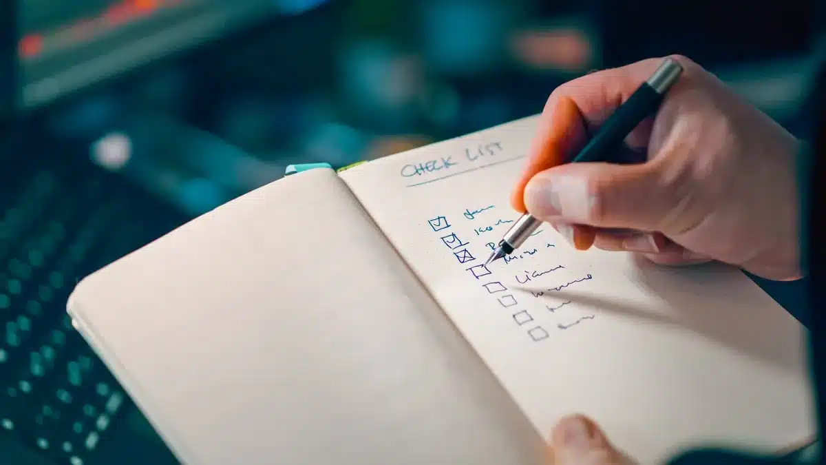 Liste de tâches et processus de gestion de contenu sur un tableau ou écran