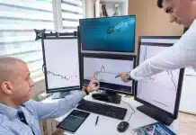 Pilotage unifié de la communication digitale : la méthode d’Arkana face à la prolifération d’outils Poste de travail avec plusieurs écrans affichant différentes interfaces et outils numériques superposés