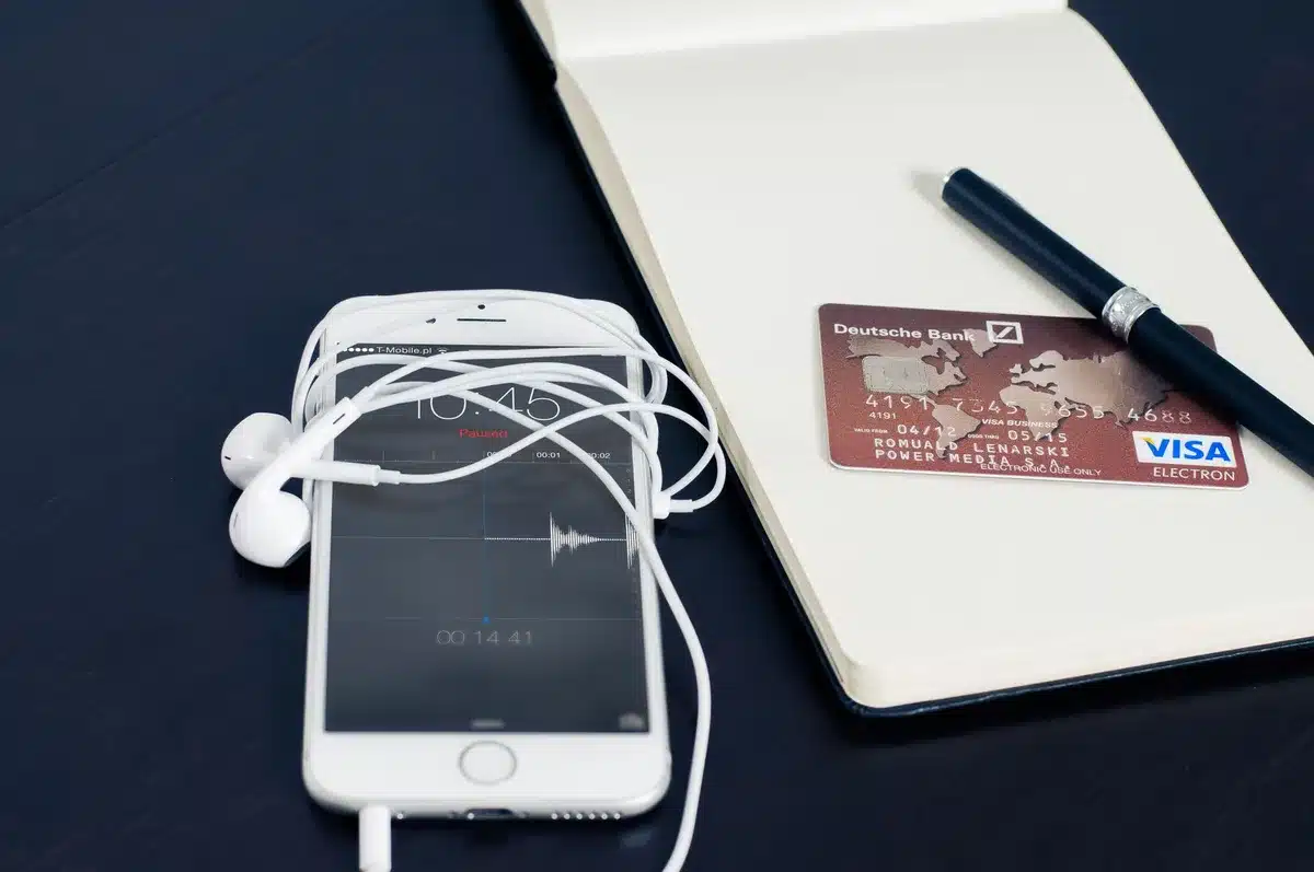 Objets courants volés : carte bancaire, téléphone portable et clés de voiture