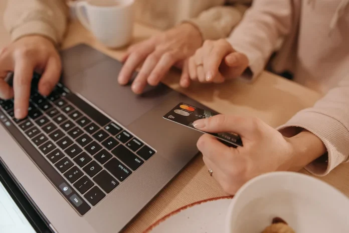 Mains tapant un formulaire d'inscription sur un clavier d'ordinateur portable Mains tapant un formulaire d'inscription sur un clavier d'ordinateur portable