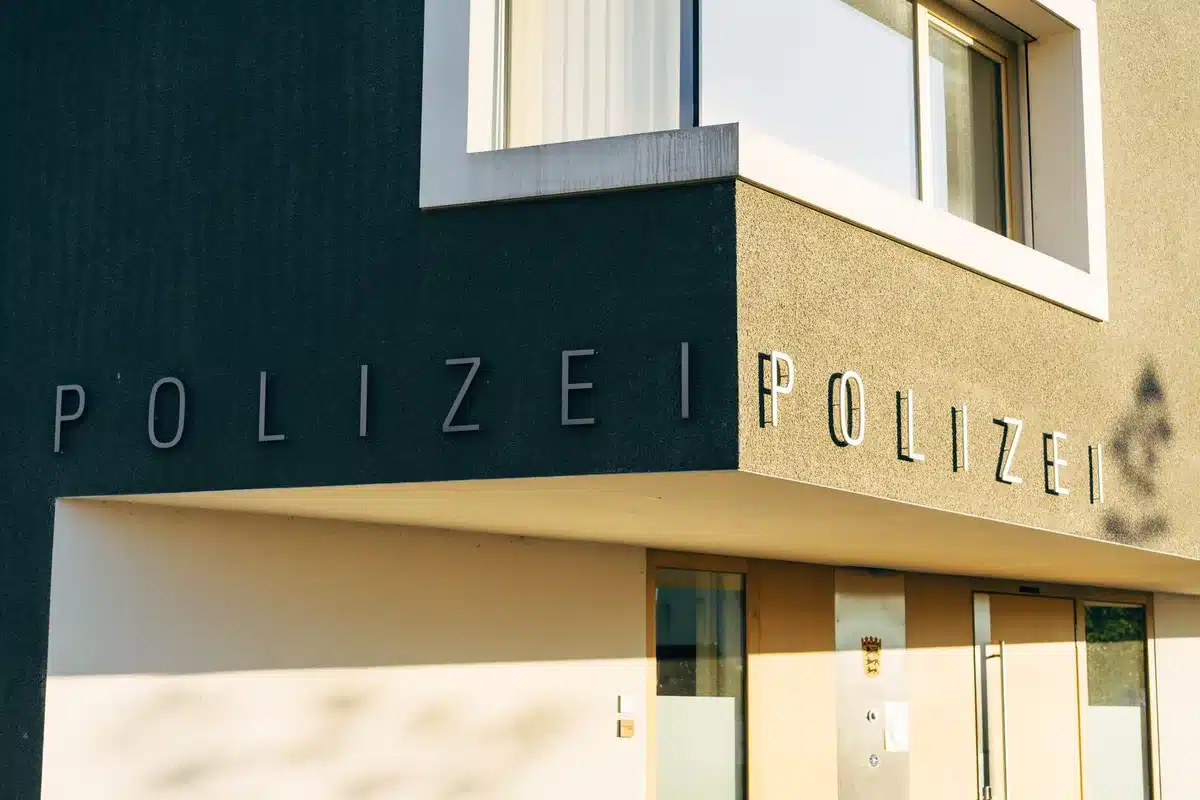 Entrée d'un commissariat de police français avec ses portes d'accueil