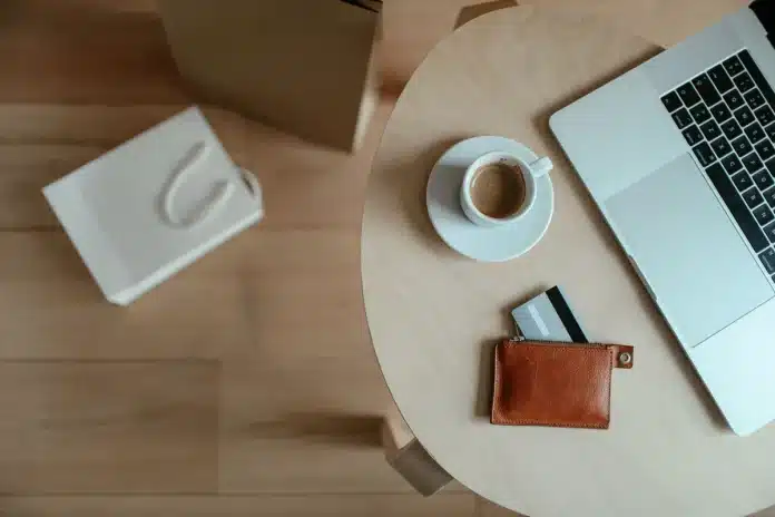 Portefeuille vide ouvert sur un bureau avec un formulaire administratif Portefeuille vide ouvert sur un bureau avec un formulaire administratif