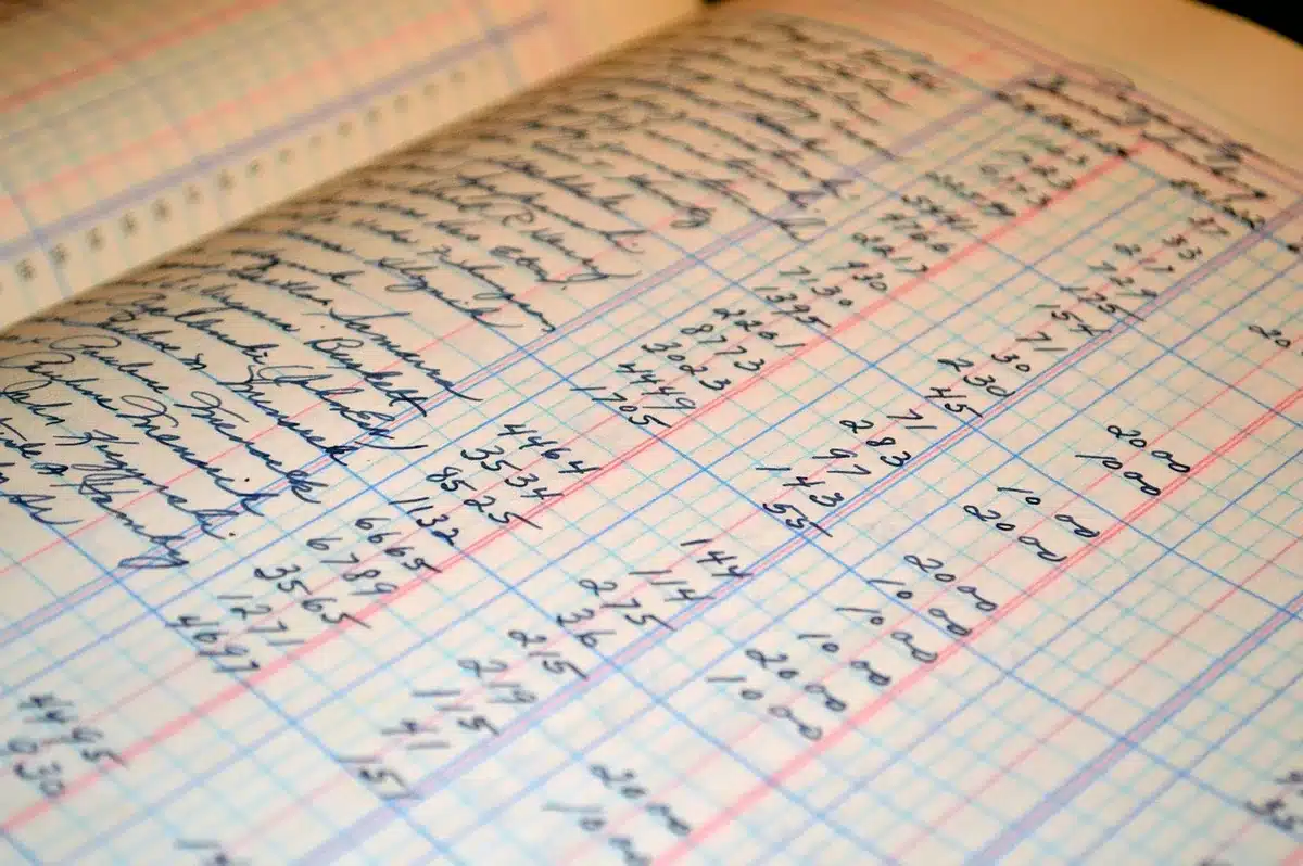 Dossiers comptables, factures et relevés bancaires organisés