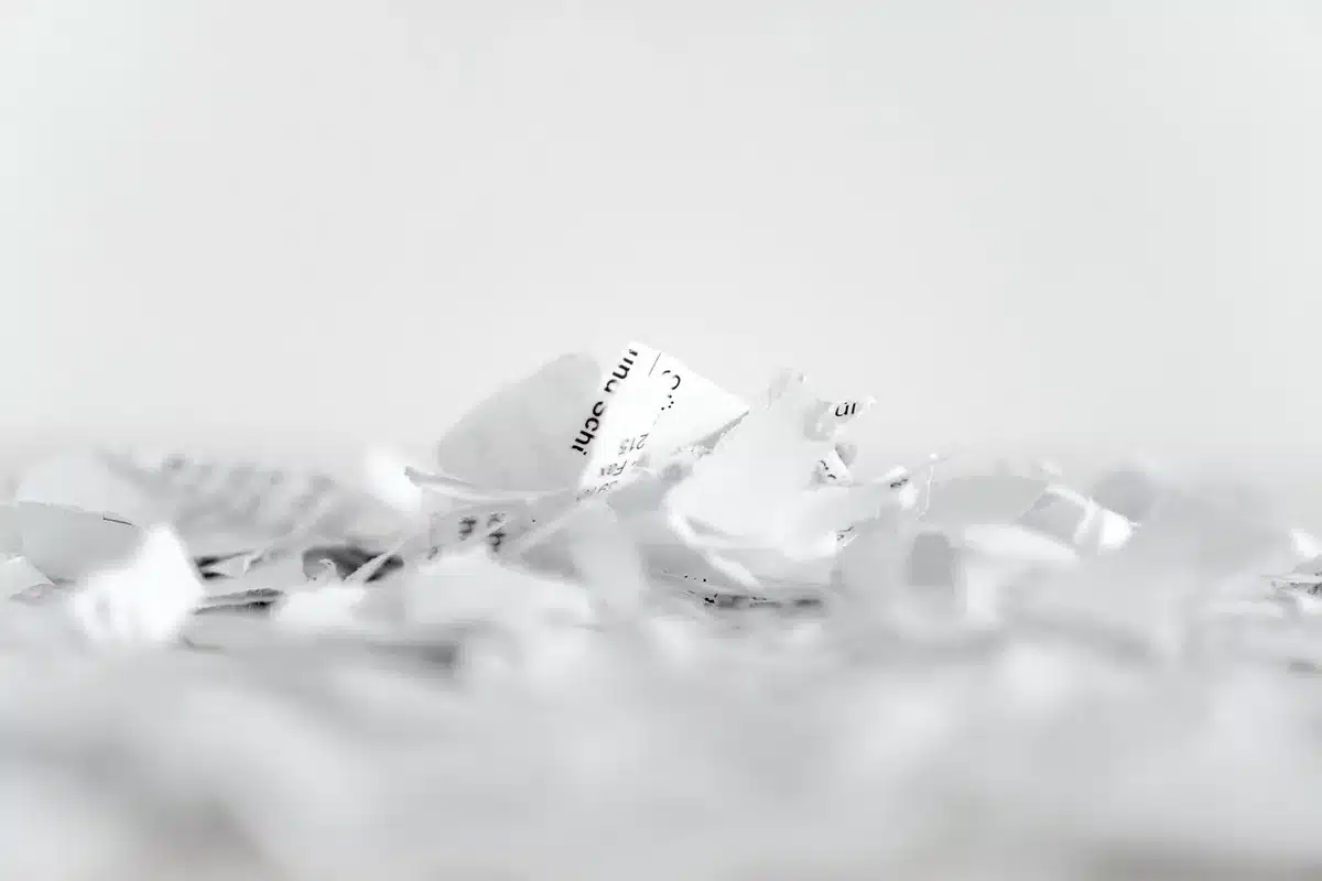 Documents judiciaires et marteau symbolisant amende du tribunal correctionnel