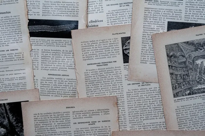 Personne anonyme examinant des documents judiciaires et un reçu sur une table Personne anonyme examinant des documents judiciaires et un reçu sur une table