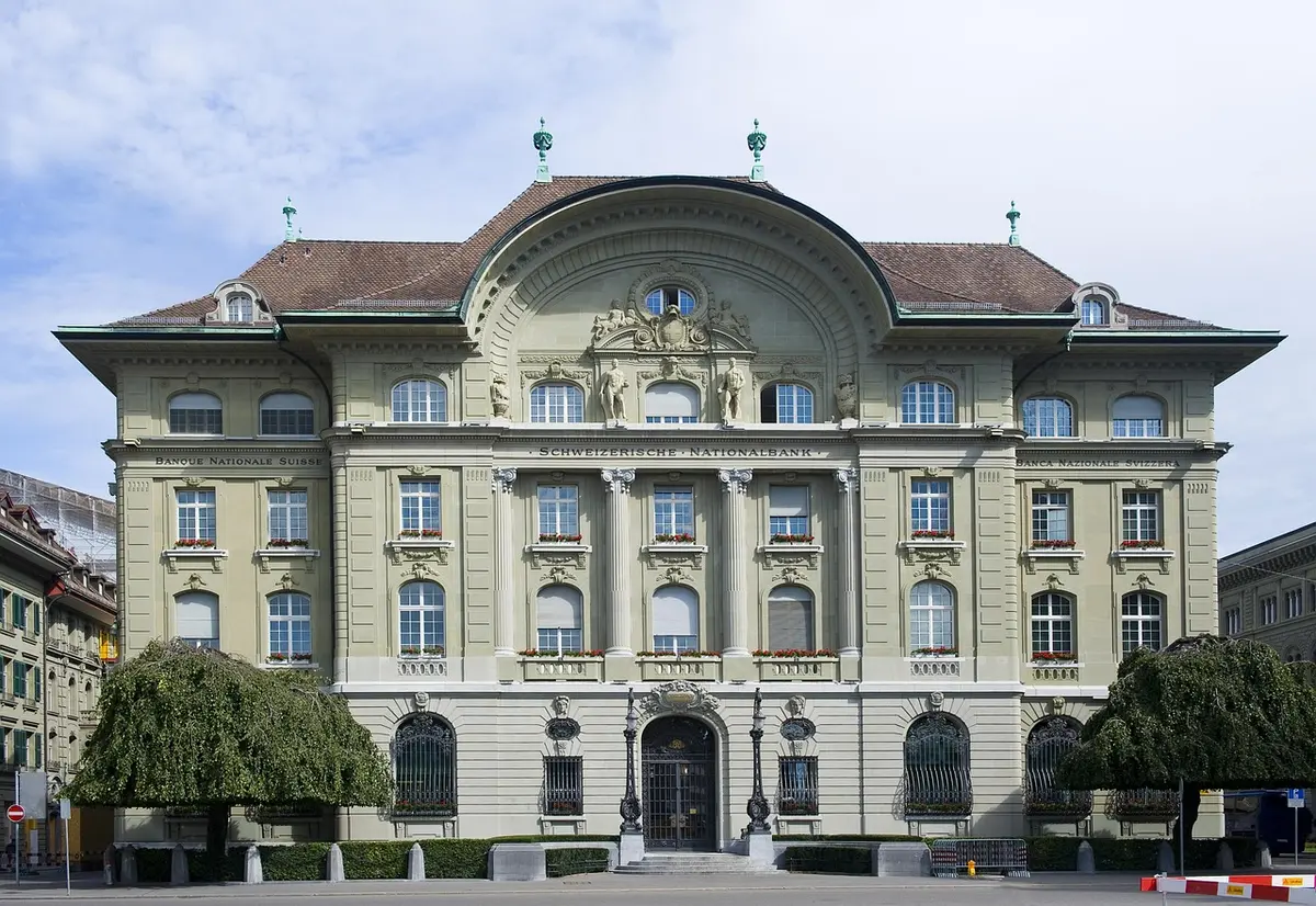 Façade d'une banque centrale européenne sous un ciel clair, vue de jour