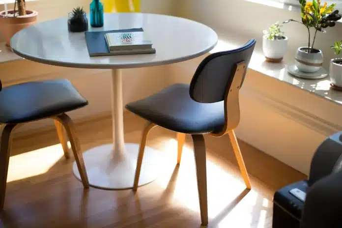 Bureau domestique en journée avec ordinateur portable affichant une interface e‑commerce, CSV imprimé et smartphone Bureau domestique en journée avec ordinateur portable affichant une interface e‑commerce, CSV imprimé et smartphone