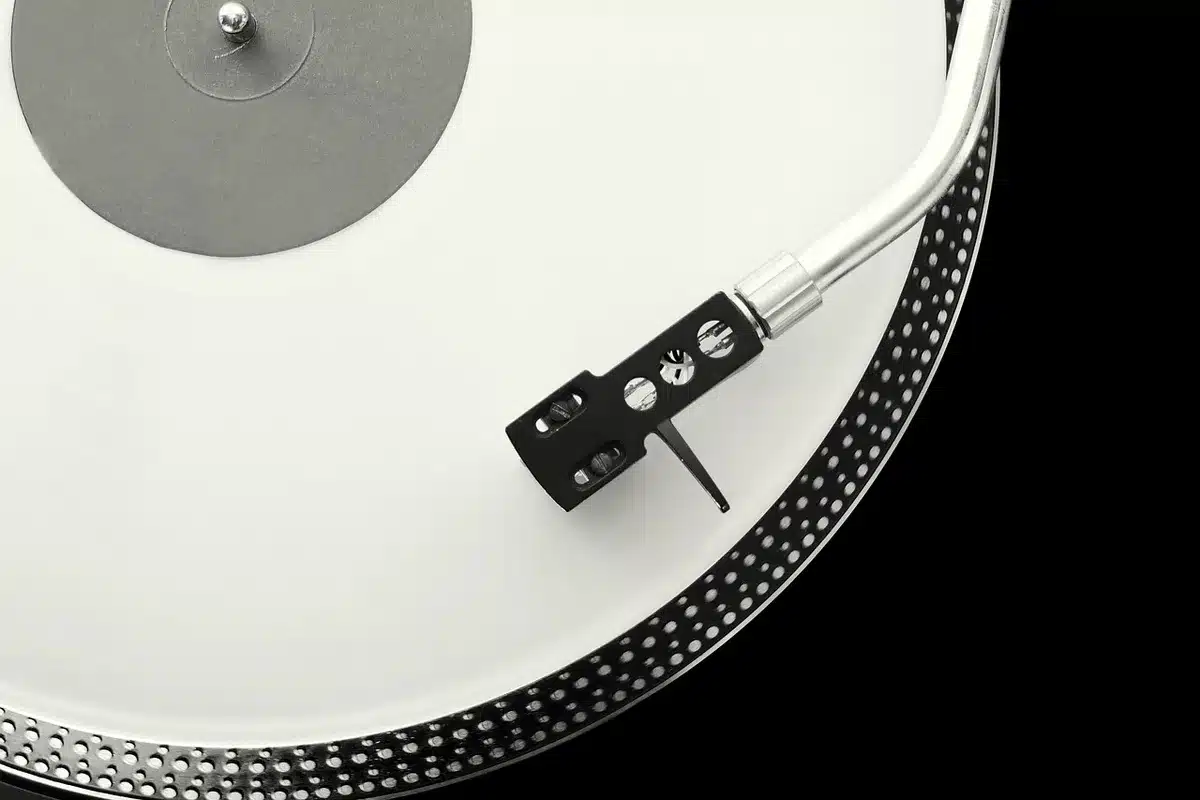 Fichier audio et transcription sur un bureau prêt à être réutilisés