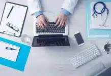 Comment Alegria.group combine IA et recyclage de contenu pour multiplier les formats ? Table de réunion en plein jour avec transcriptions, carnet, ordinateur et enregistreur audio